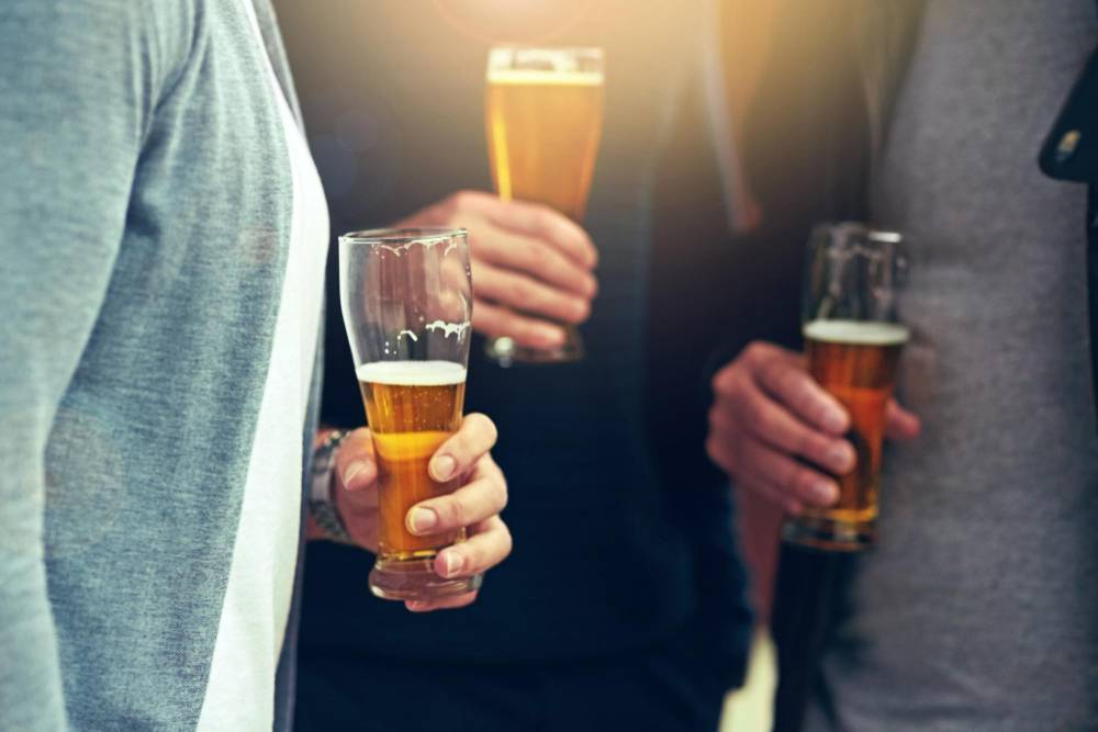 Dlaczego alkoholik kłamie: presja społeczna i rodzinna